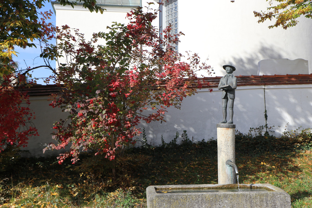 Statue mit Brunnen
